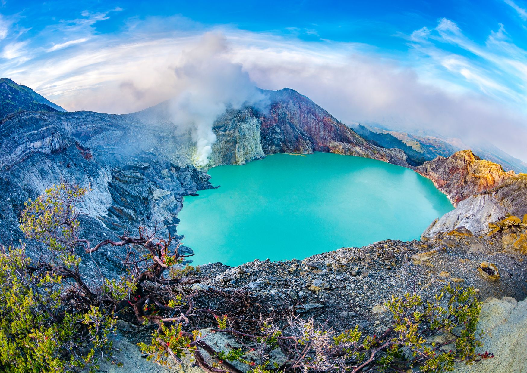纯净蓝色火山湖