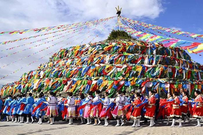 祭拜敖包