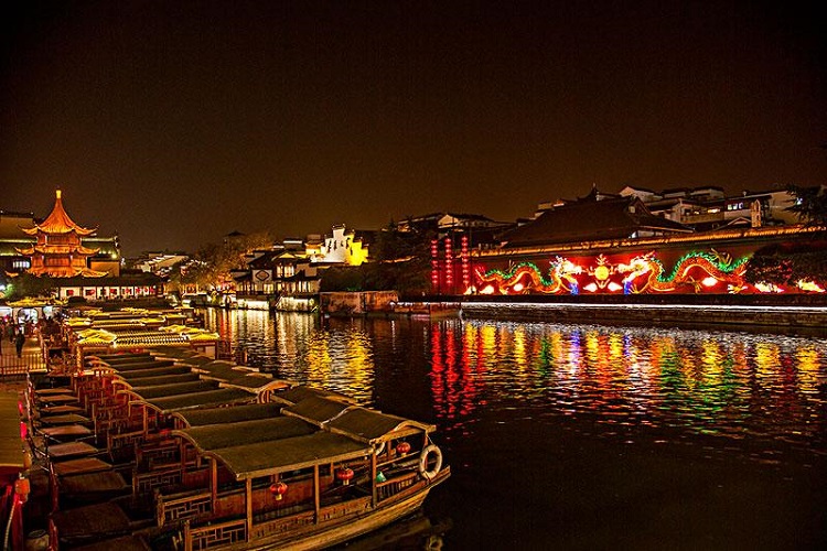 中国康辉旅游 南京出发 江苏跟团游交通:乘巴士前往夫子庙  活动景点