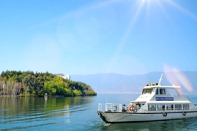 洱海摆渡小游船