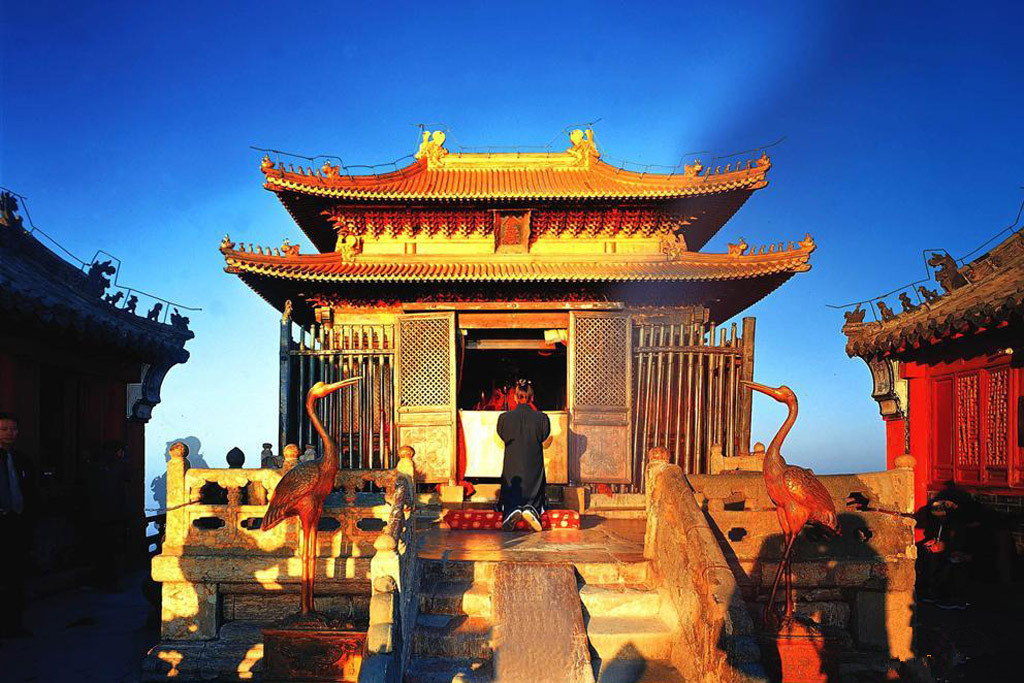 宜昌 神农架-大九湖-武当山 三峡大坝7日游;游轮过船闸赏神农全景