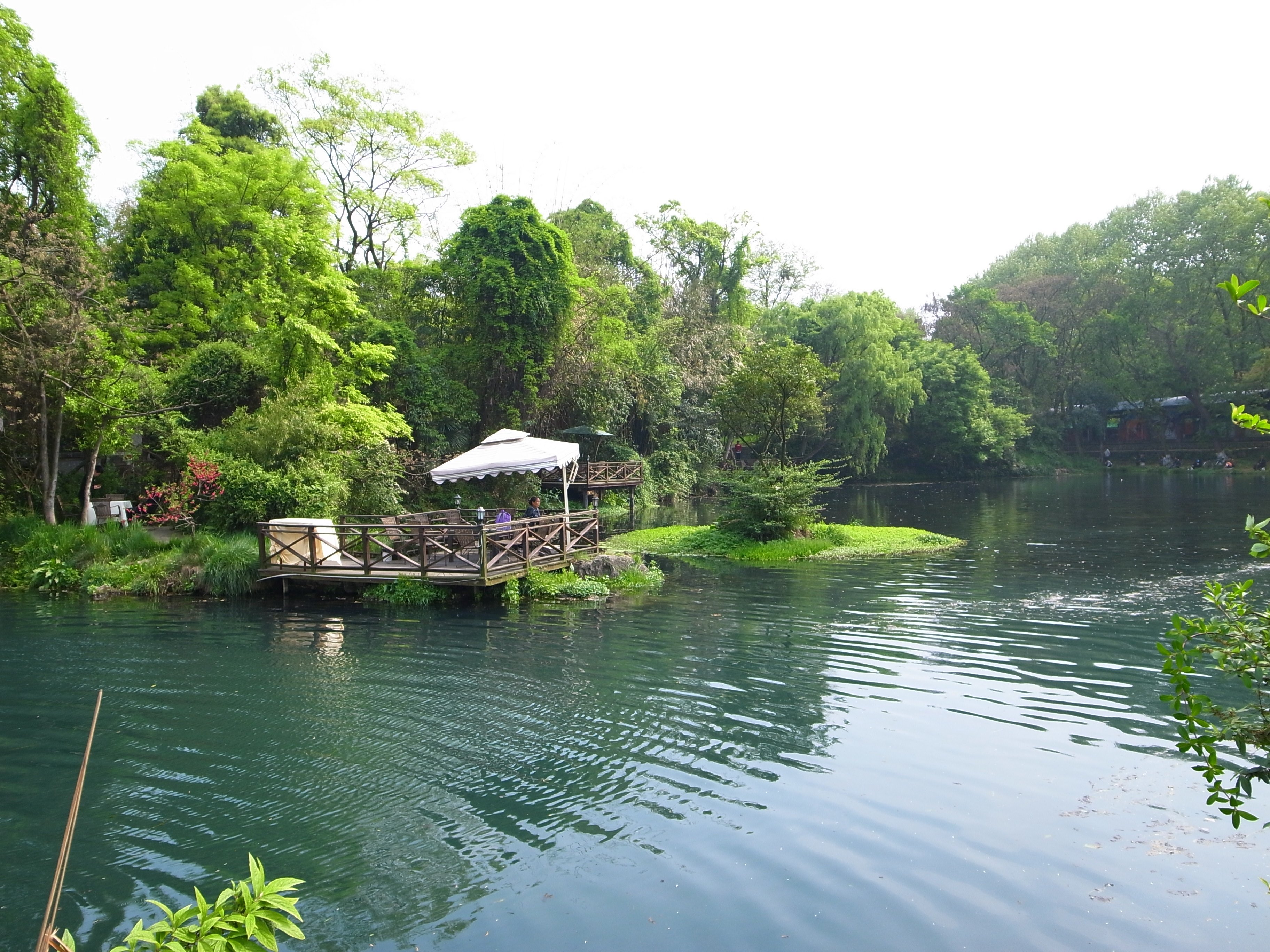 贵阳市南郊,溯南明河上行约十七公里,就是著名的花溪风景区.