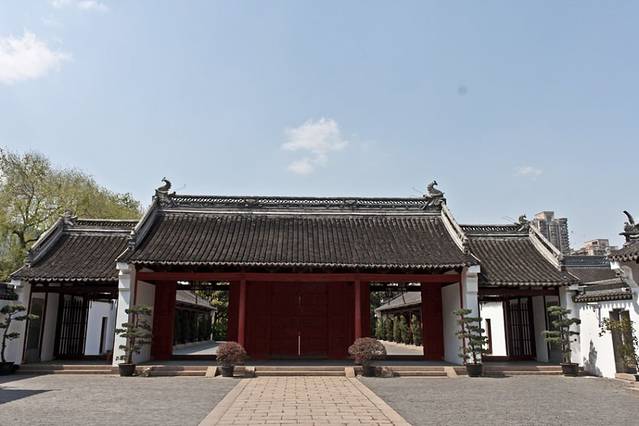 上海文庙座落于具有七百年历史文化底蕴的上海老城厢(文庙路215号)