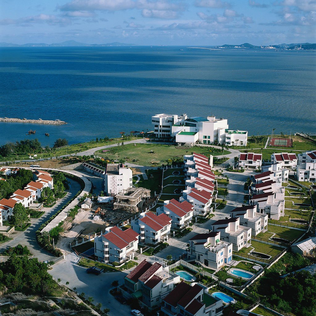 金沙滩度假村,建于1992年,坐落于观海洞南的滨海路下面,俗称&quot